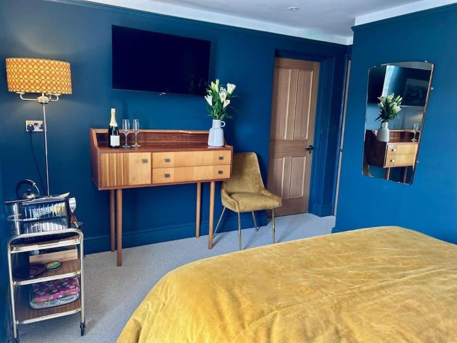Stylish Retro Hotel Room Above Pub Shepton Mallet Zewnętrze zdjęcie